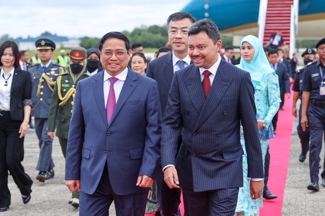 Thái tử kế vị Brunei Al -Muhtadee Billah và Phu nhân đón Thủ tướng Chính phủ, Phu nhân và Đoàn đại biểu cấp cao Việt Nam tại Sân bay quốc tế Brunei khi bắt đầu chuyến thăm chính thức Brunei. Ảnh - VGP. 