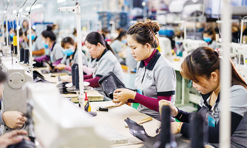 Đầu năm: Thừa và thiếu lao động