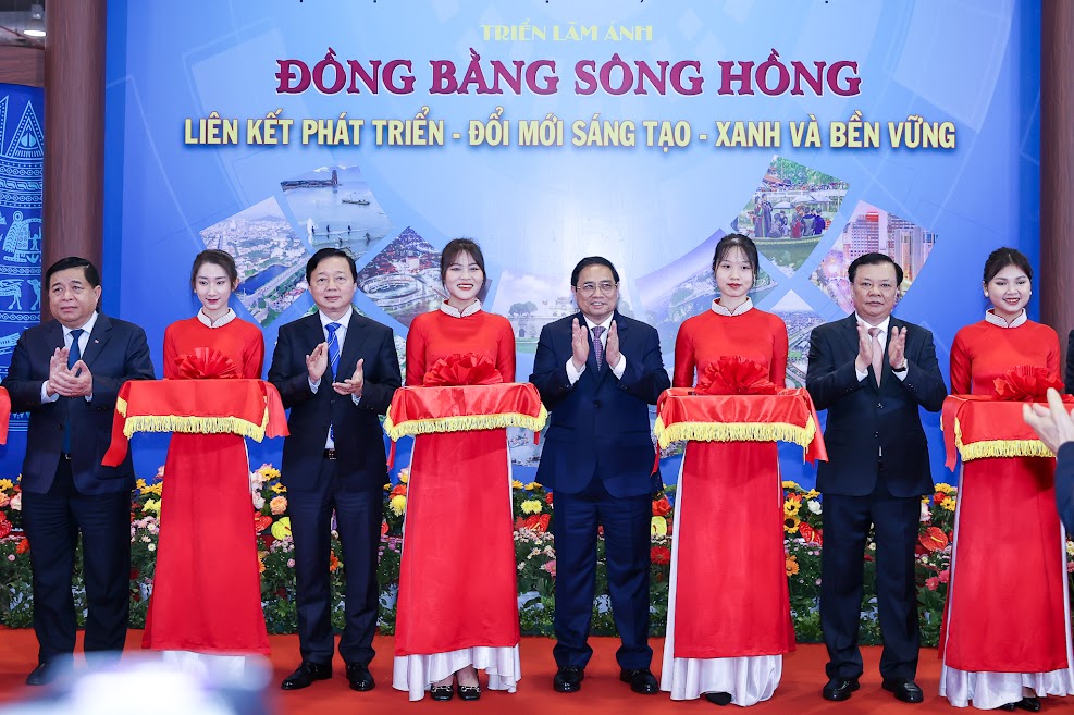 Trước khi khai mạc Hội nghị, Thủ tướng Phạm Minh Chính tới tham quan Triển lãm Ảnh nghệ thuật với chủ đề 