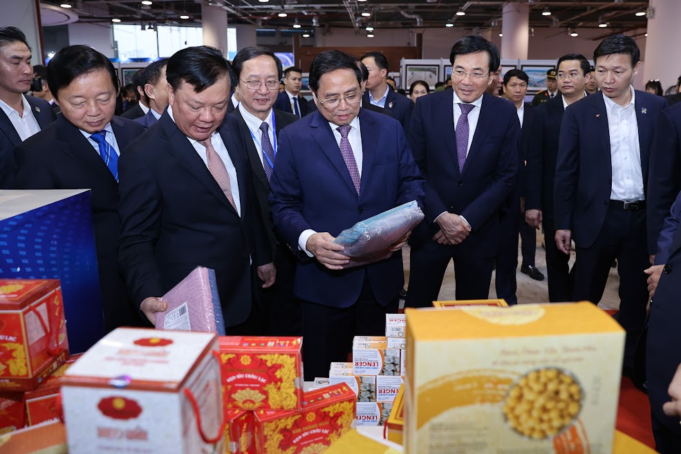 Thủ tướng tham quan gian h&agrave;ng trưng b&agrave;y sản vật đặc trưng, sản phẩm c&ocirc;ng nghiệp v&agrave; tư liệu x&uacute;c tiến đầu tư của c&aacute;c địa phương trong V&ugrave;ng Đồng bằng s&ocirc;ng Hồng - Ảnh: VGP