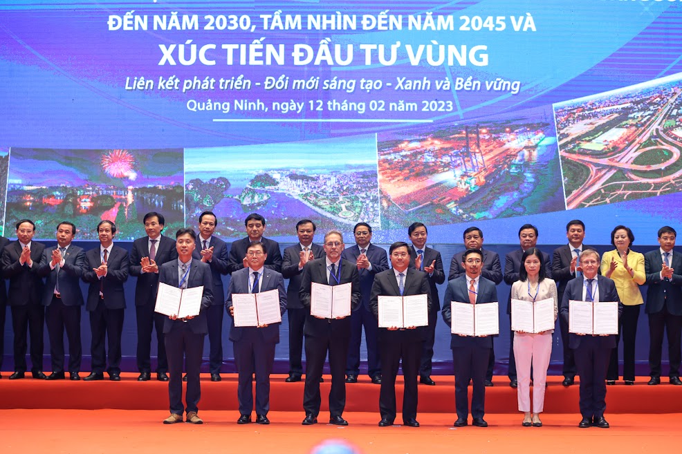 L&atilde;nh đạo bộ, ng&agrave;nh, c&aacute;c nh&agrave; đầu tư trao quyết định chủ trương đầu tư v&agrave; ph&ecirc; duyệt đầu tư v&agrave;o V&ugrave;ng Đồng bằng s&ocirc;ng Hồng - Ảnh: VGP