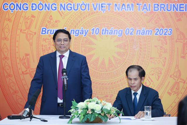 Thủ tướng Phạm Minh Chính phát biểu trong cuộc gặp gỡ cán bộ, nhân viên Đại sứ quán và bà con cộng đồng người Việt tại Brunei. Ảnh - VGP