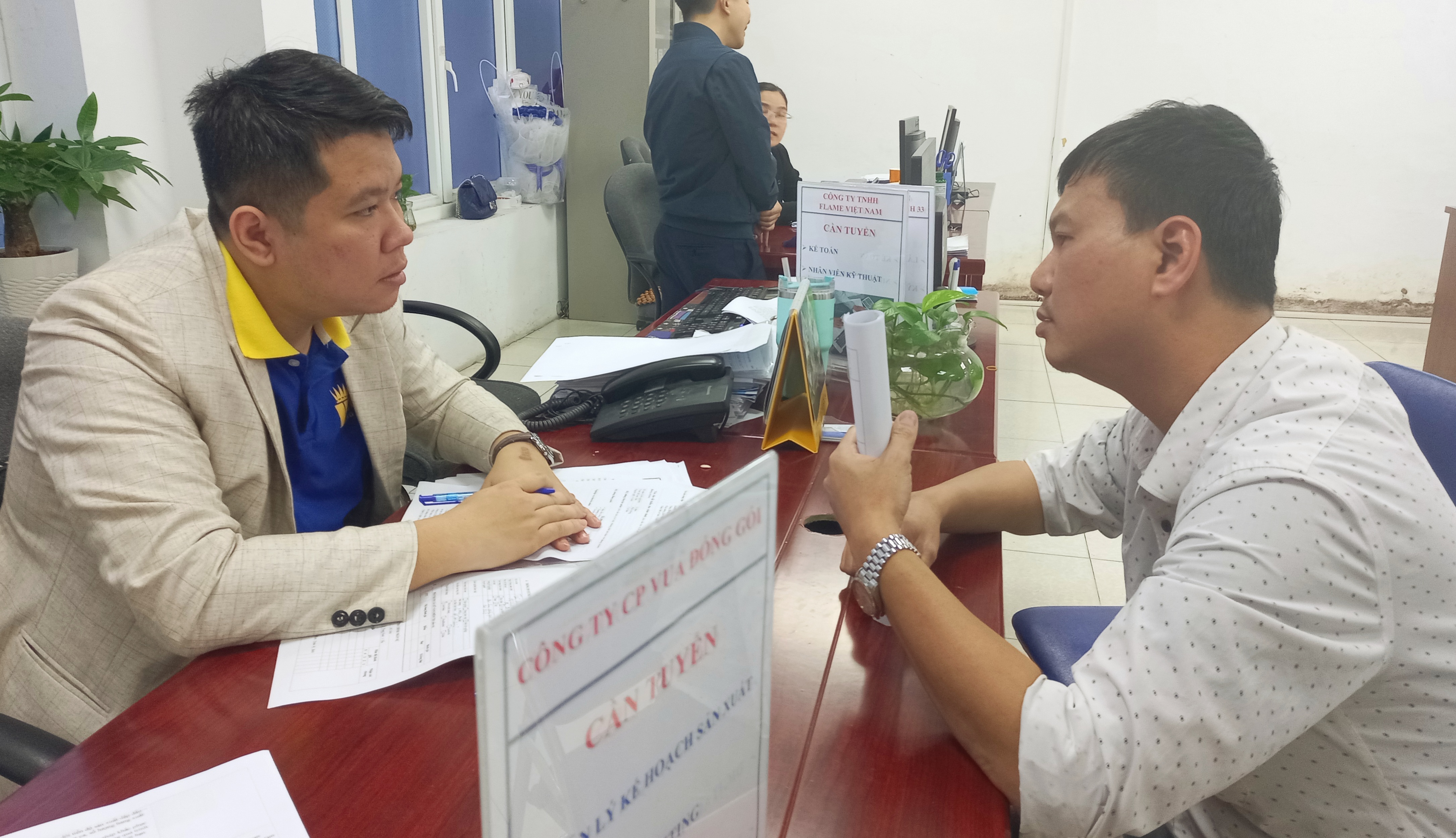 Doanh nghiệp v&agrave; người lao động trao đổi về c&aacute;c chế độ, quyền lợi khi phỏng vấn. Ảnh - N.Dương.