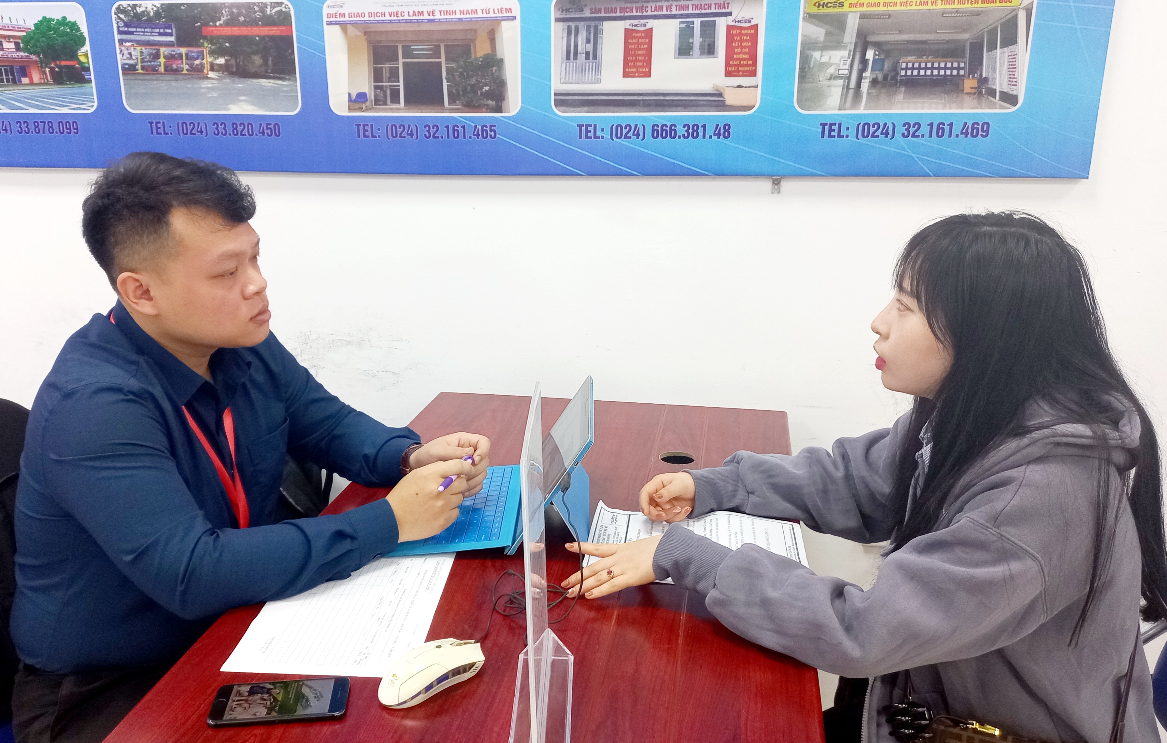 Anh Phan Ho&agrave;ng Anh, chuy&ecirc;n vi&ecirc;n tuyển dụng của C&ocirc;ng ty Cổ phần Medimart phỏng vấn ứng vi&ecirc;n. Ảnh - N.Dương.