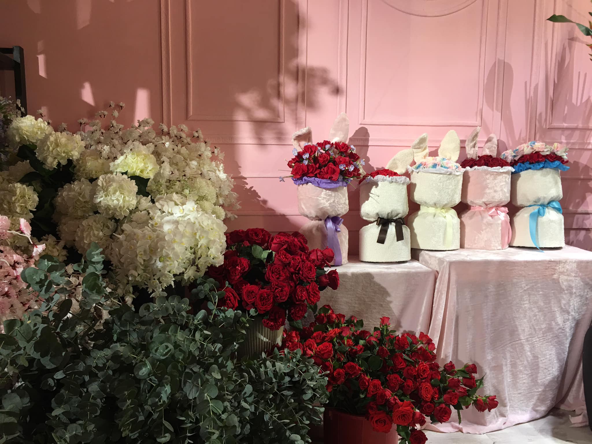 Năm nay,&nbsp;c&aacute;c cửa h&agrave;ng hoa quan t&acirc;m đến thiết kế, tạo mẫu c&aacute;c lẵng hoa để tạo sự mới lạ. Ảnh: Dang Thanh.