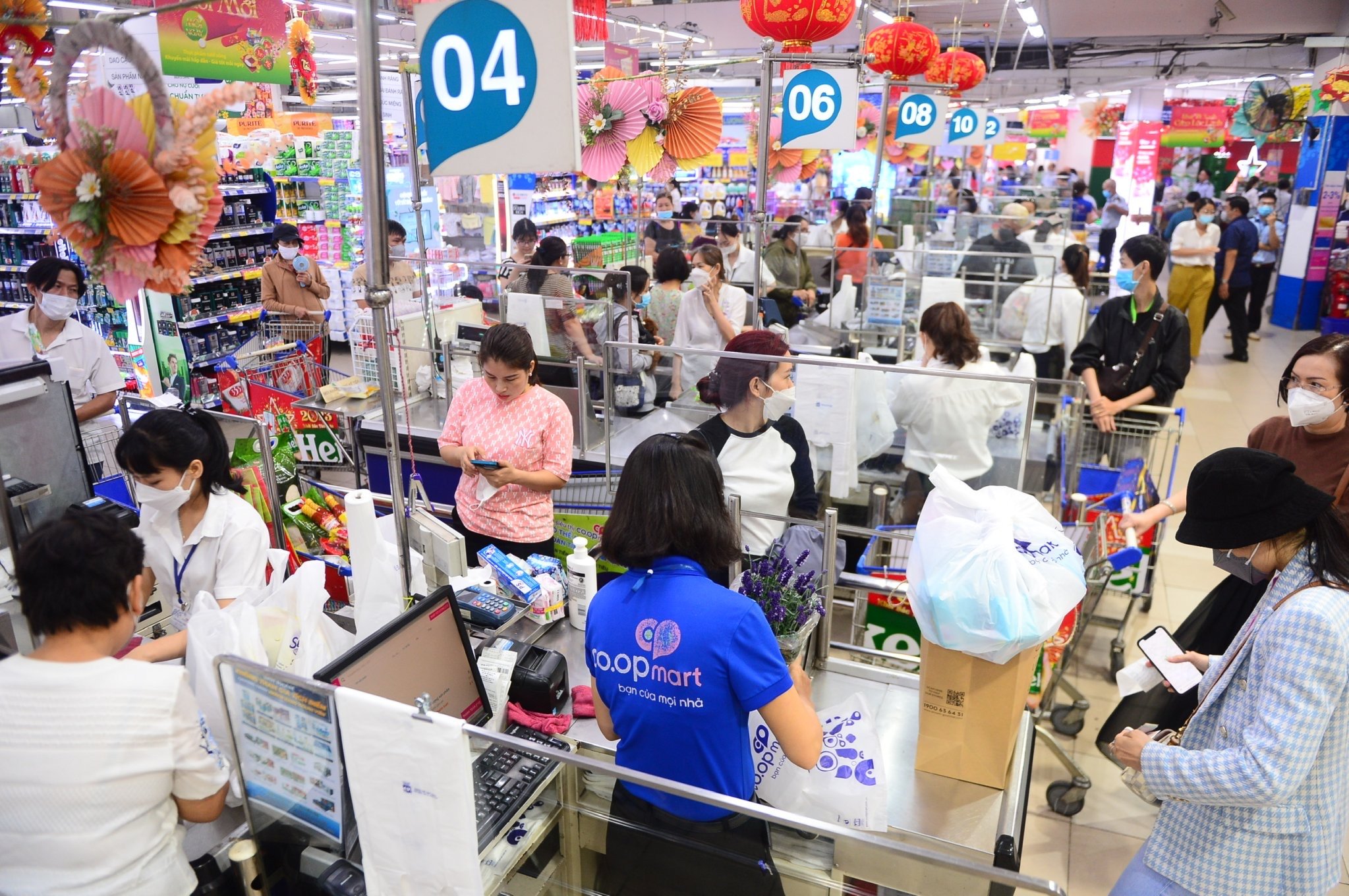 Tại các trung tâm thương mại, siêu thị, một số mặt hàng quà tặng bình dân cho dịp Valentine cũng được bày bán rất đa dạng. Ảnh: Co.opmart.