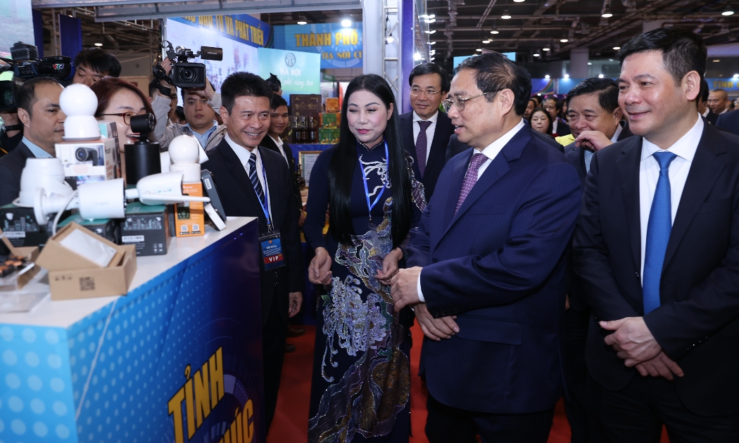 Thủ tướng Chính phủ Phạm Minh Chính thăm gian hàng triển lãm của tỉnh Vĩnh Phúc tại Hội nghị về phát triển Vùng đồng bằng sông Hồng ngày 12/2.