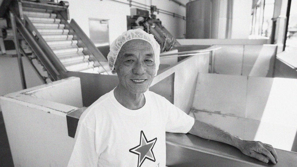 David Trần tại nh&agrave; m&aacute;y của Huy Fong ở Irwindale, California năm 2014&nbsp; &nbsp;