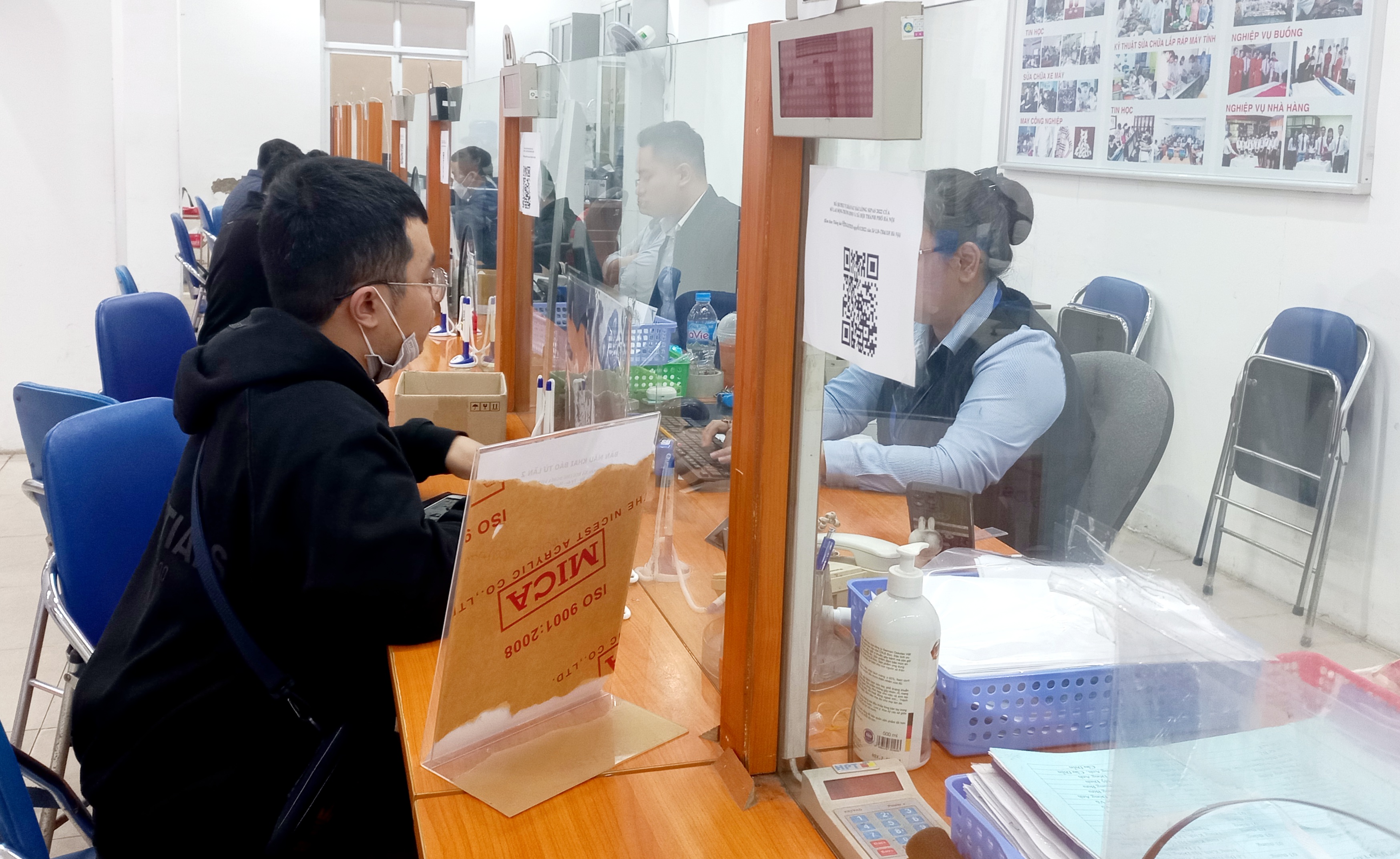 Người lao động làm thủ tục hưởng trợ cấp thất nghiệp tháng 2/2023 tại Hà Nội. Ảnh - N.Dương. 