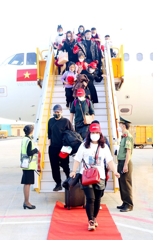 Khách du lịch Trung Quốc đến Khánh Hòa ngày mùng 2 Tết Quý Mão vừa qua.