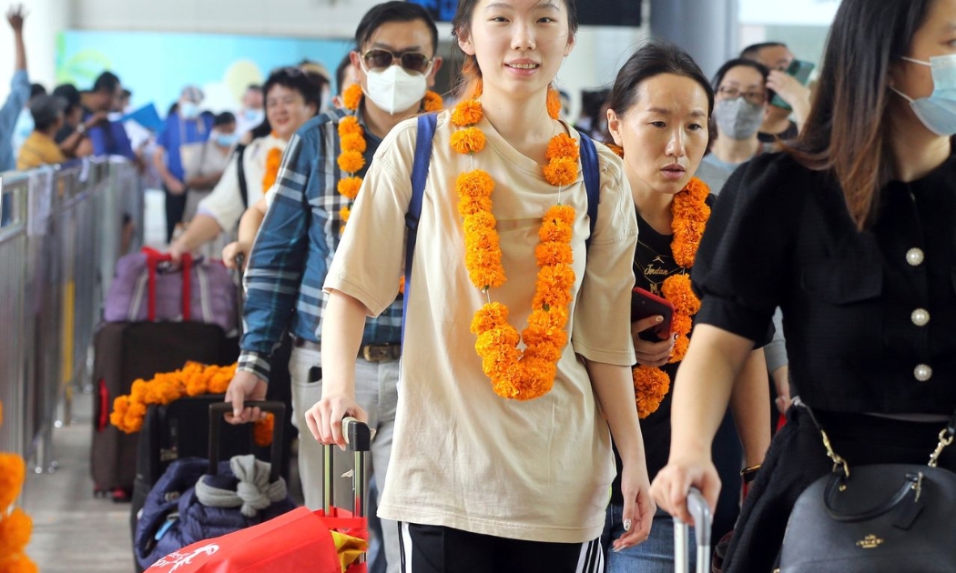 Dữ liệu cho thấy người Trung Quốc đã bắt đầu trở lại mua sắm và tiêu dùng tại các thành phố lớn - Ảnh: WSJ
