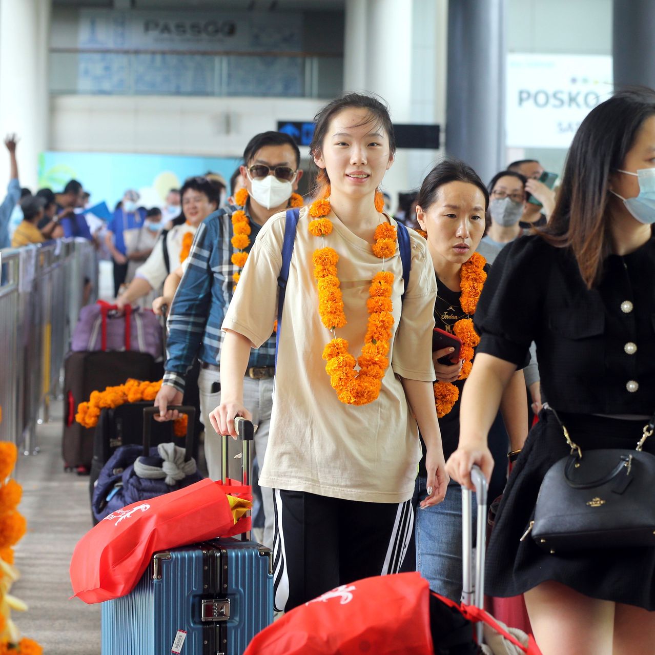 Dữ liệu cho thấy người Trung Quốc đã bắt đầu trở lại mua sắm và tiêu dùng tại các thành phố lớn - Ảnh: WSJ