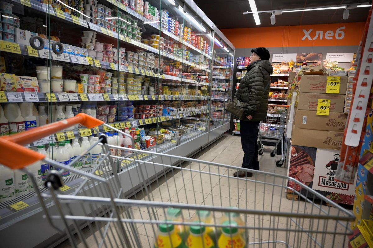 Một phụ nữ mua sắm tại một siêu thị ở Moscow, Nga - Ảnh: Getty Images