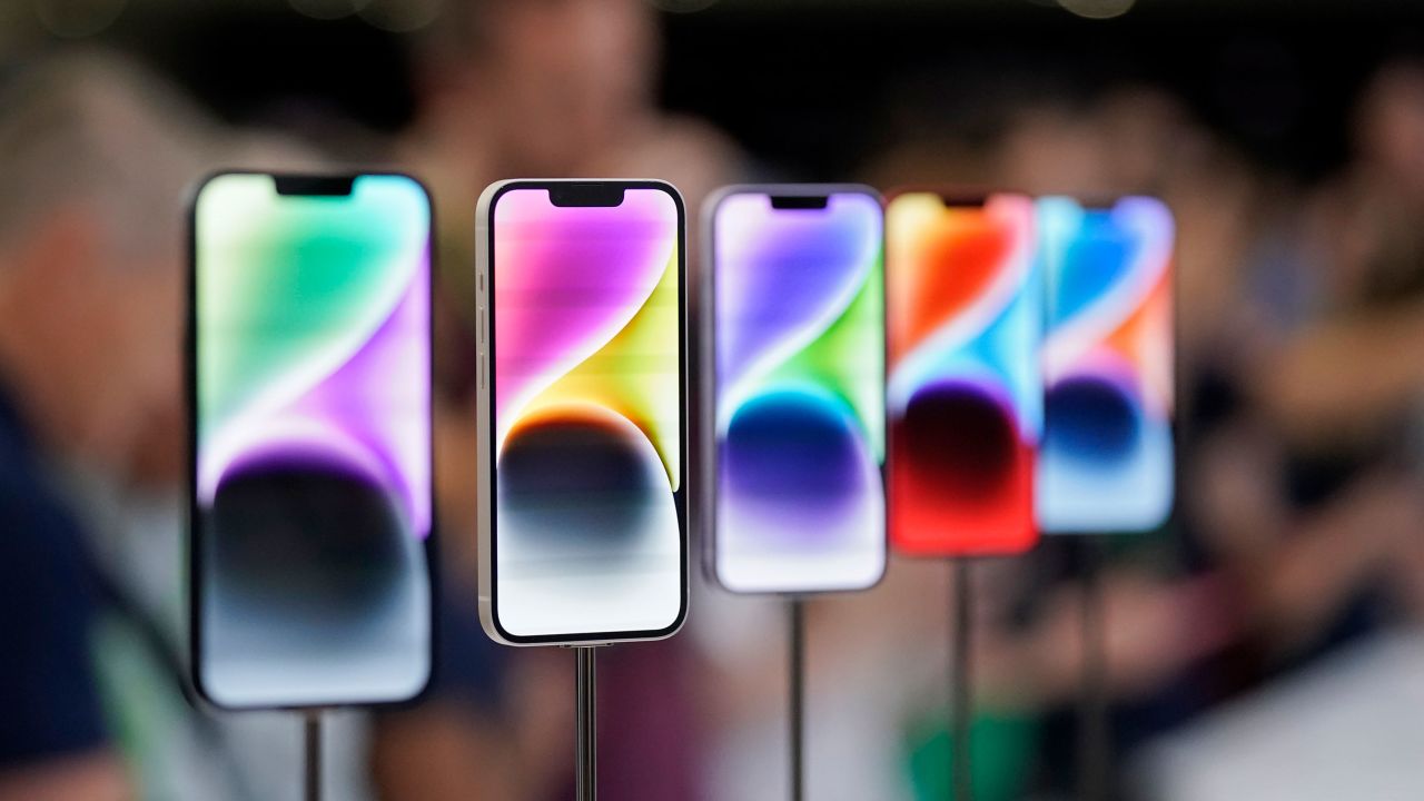 Các mẫu iPhone 14 mới trưng bày tại một sự kiện của Apple trong khuôn viên trụ sở chính ở Cupertino, California, ngày 7/9/2022 - Ảnh: AP