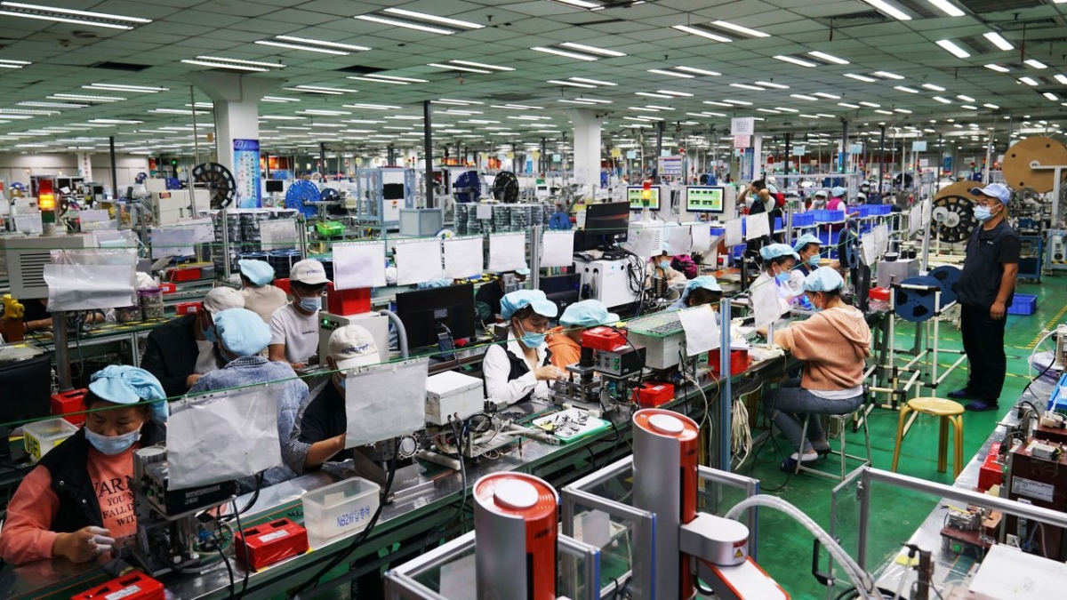 C&ocirc;ng nh&acirc;n tại một nh&agrave; m&aacute;y của Foxconn tại huyện Zhongmu, th&agrave;nh phố Trịnh Ch&acirc;u, tỉnh H&agrave; Nam, Trung Quốc - Ảnh: Getty Images.