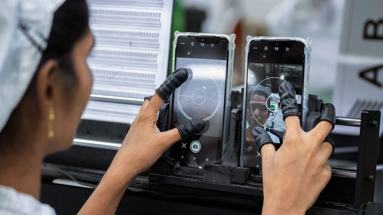 Một nhân viên kiểm tra chất lượng camera của điện thoại di động tại một dây chuyền lắp ráp của Foxconn Technology Co., ở thành phố Sri, Andhra pradesh, Ấn Độ - Ảnh: Getty Images