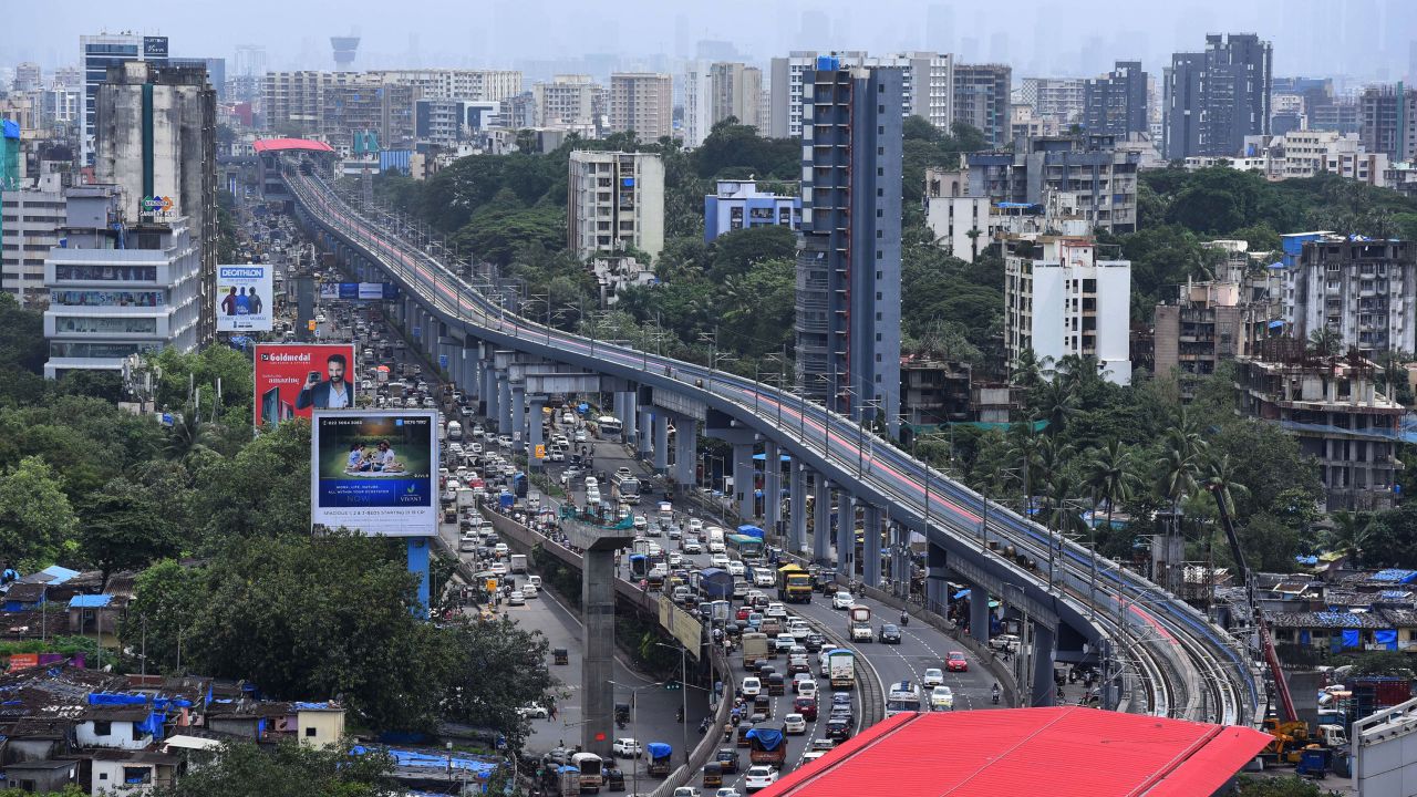 Ảnh chụp từ trên không tàu điện ngầm Mumbai trên đường cao tốc Western Express, tại Mumbai, Ấn Độ ngày 26/7/2022 - Ảnh: Getty Images