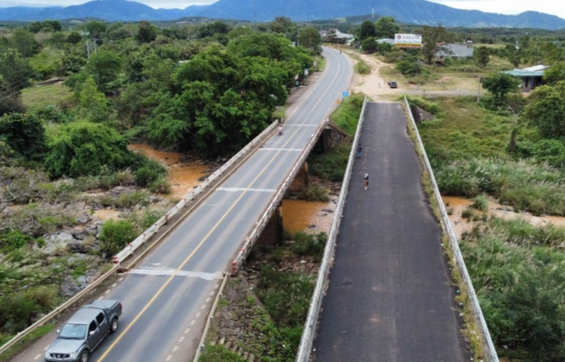  Cầu 110 thi công dở dang rồi dừng lại (bìa trái) do vướng công tác giải phóng mặt bằng và thiếu vốn.