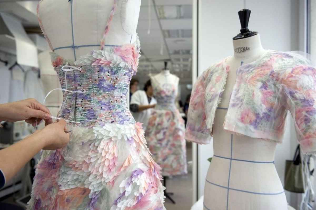 Chanel hướng tới việc t&aacute;i sử dụng một c&aacute;ch s&aacute;ng tạo những phế liệu của họ, từ vải, vật liệu, th&agrave;nh phẩm...