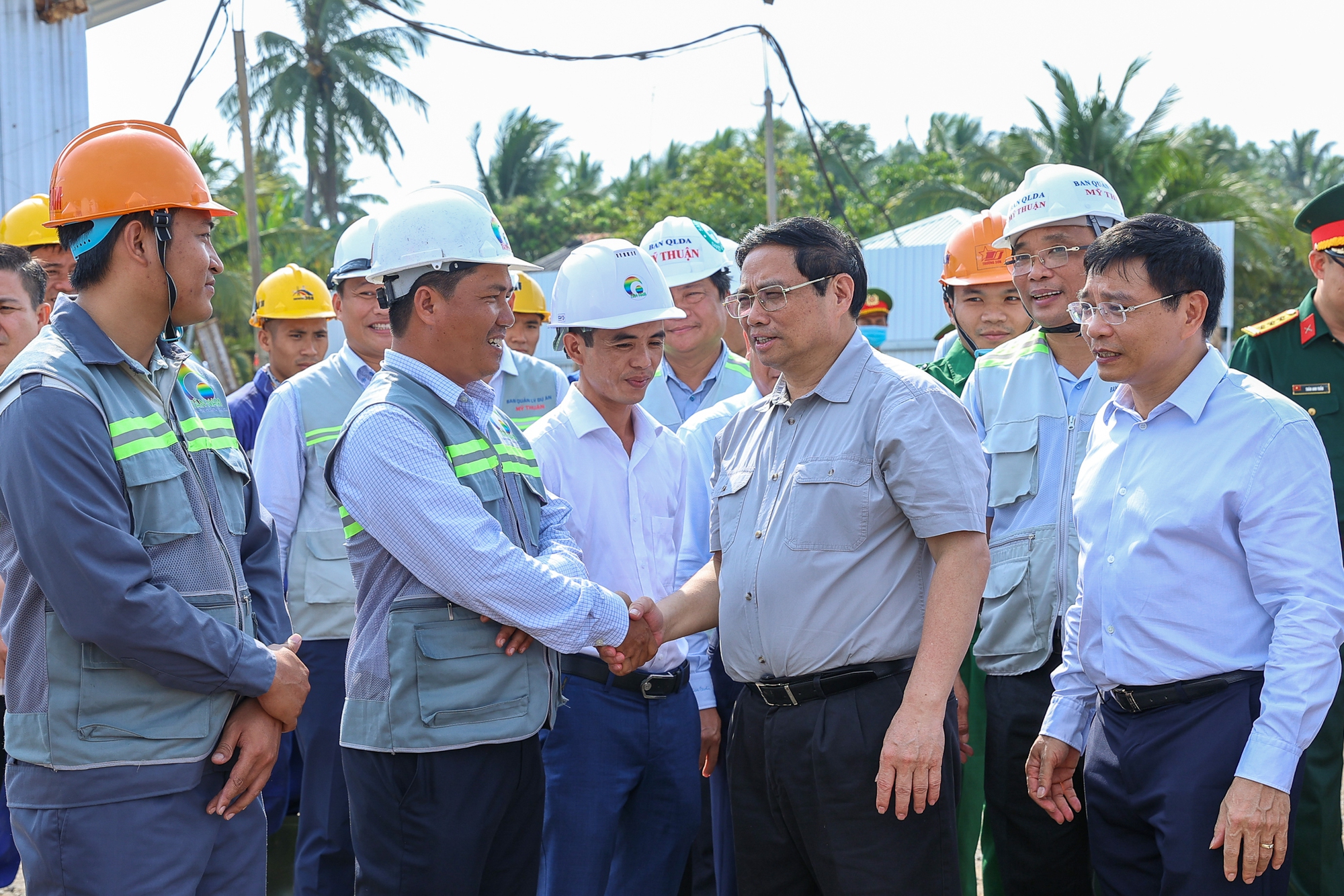 Thủ tướng Phạm Minh Chính thăm và động viên cán bộ, công nhân thi công dự án - Ảnh: VGP