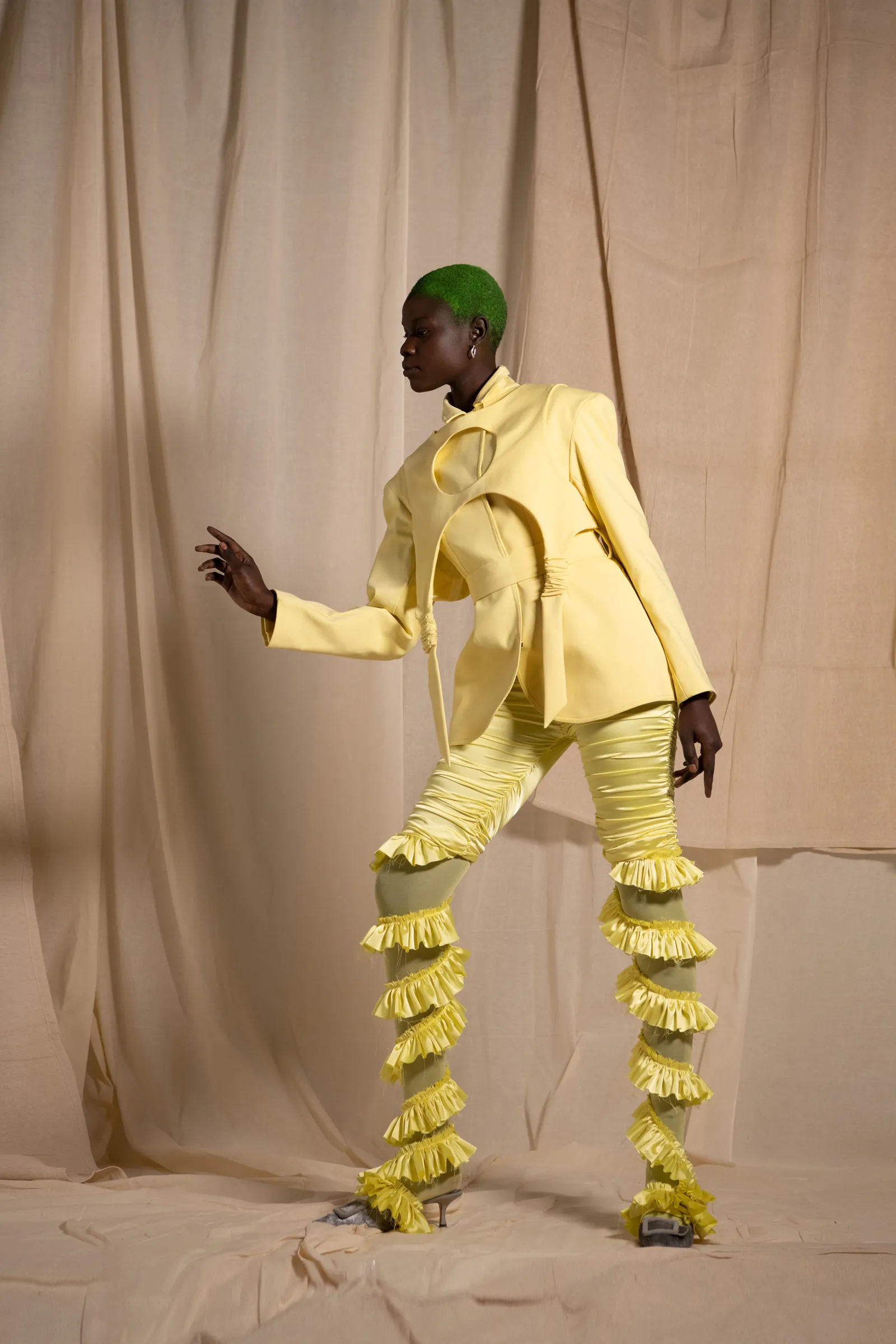 Một bộ trang phục trong bộ sưu tập của thương hiệu&nbsp;Richard Malone sử dụng vải thừa mua từ dự &aacute;n Nona Source.