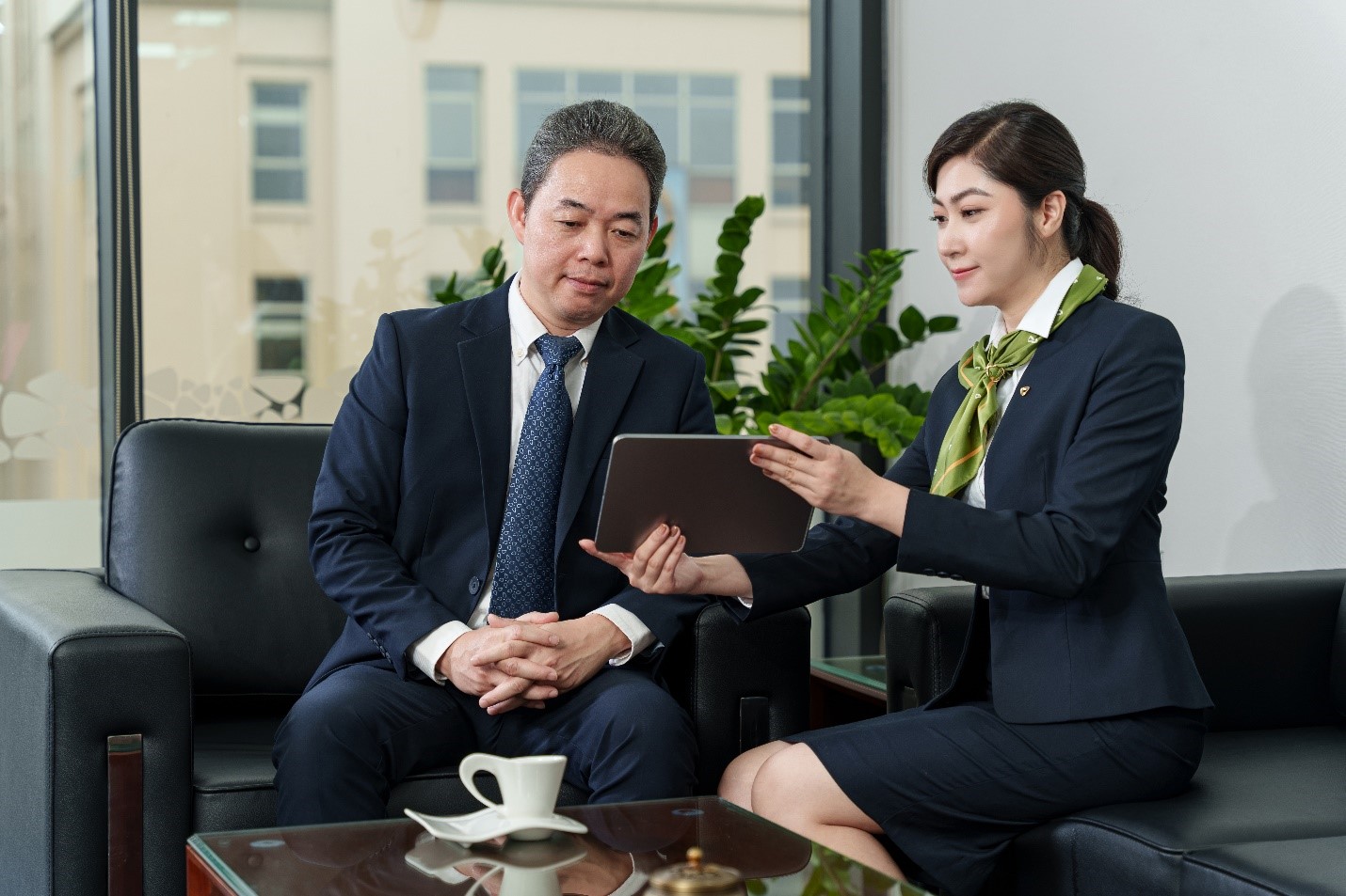  Chuyên gia Tư vấn Tài chính Doanh nghiệp VCBS thực hiện hoạt động tư vấn cho Khách hàng.