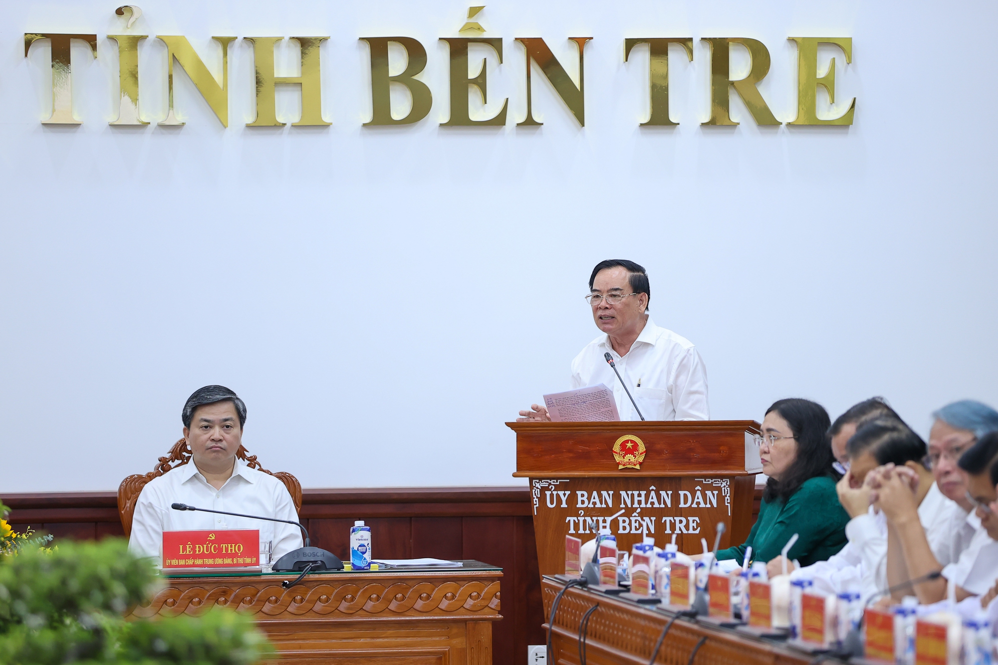 Chủ tịch UBND tỉnh Bến Tre Trần Ngọc Tam báo cáo về tình hình kinh tế-xã hội tỉnh - Ảnh: VGP