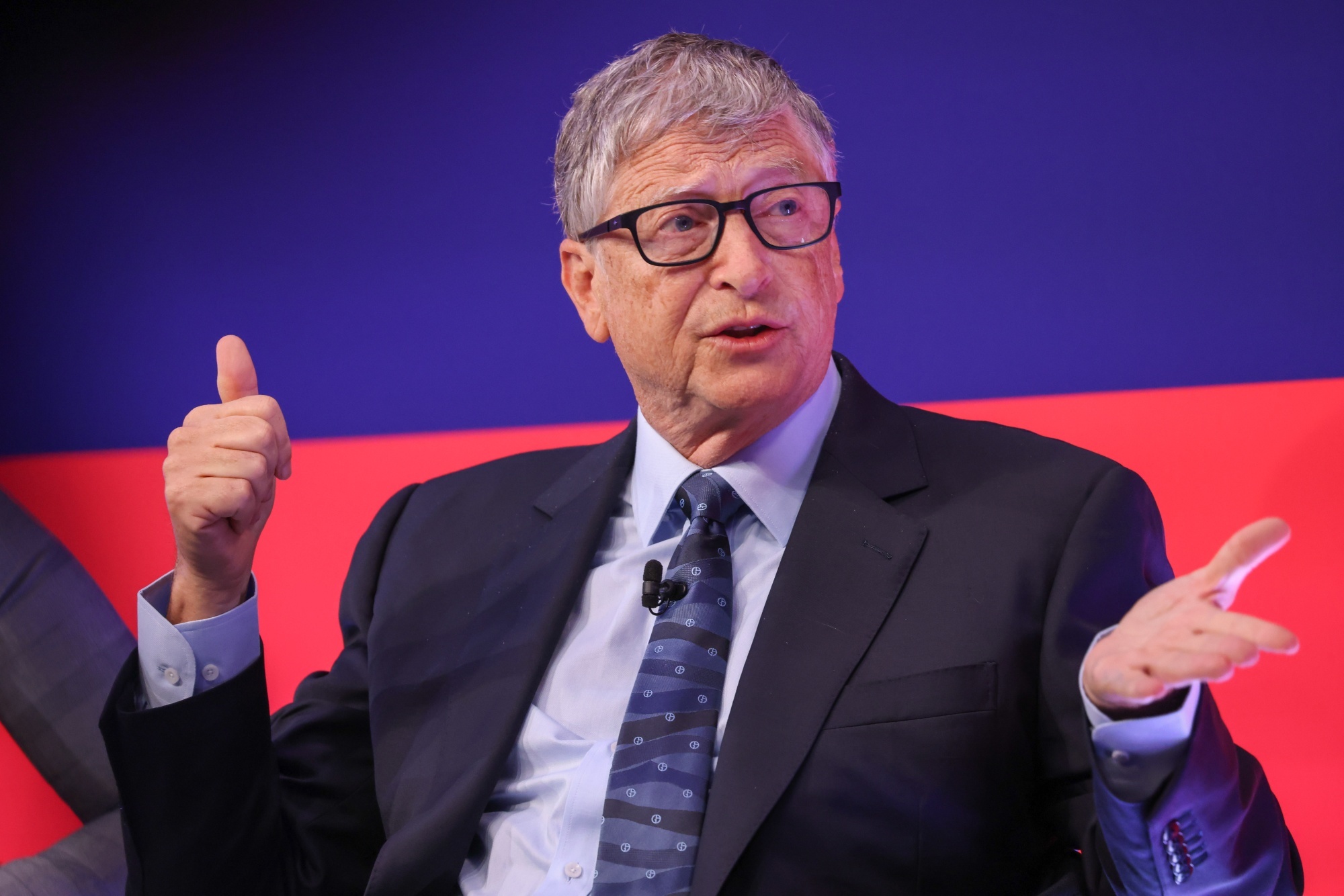 Bill Gates cho rằng AI vẫn còn mắc những sai lầm lớn nên chưa thể thay thế con người