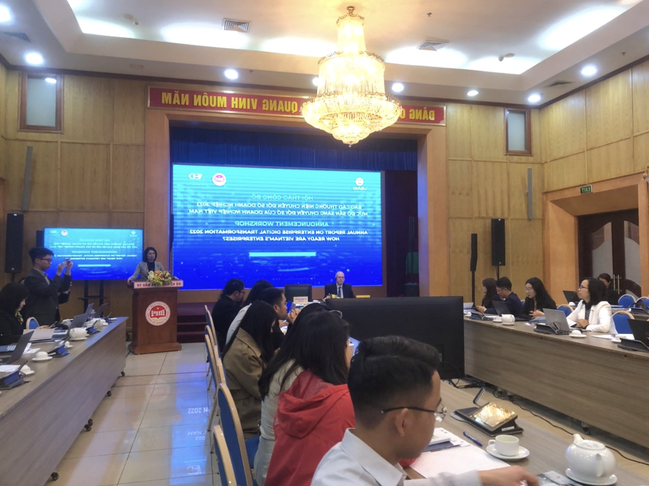 Toàn cảnh buổi công bố Báo cáo thường niên chuyển đổi số doanh nghiệp 2022.