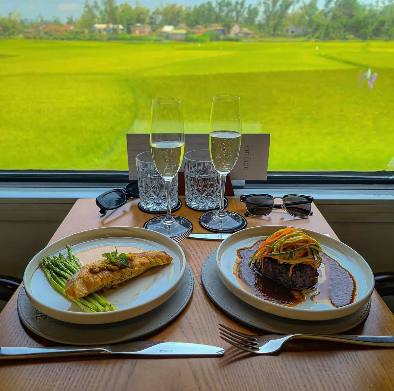 Năm 2021, tạp ch&iacute; CNN đ&atilde; đưa ra danh s&aacute;ch 6 h&agrave;nh tr&igrave;nh trải nghiệm bằng t&agrave;u hỏa tuyệt vời nhất ch&acirc;u &Aacute;, trong đ&oacute; c&oacute; một đại diện của Việt Nam l&agrave; The Vietage.