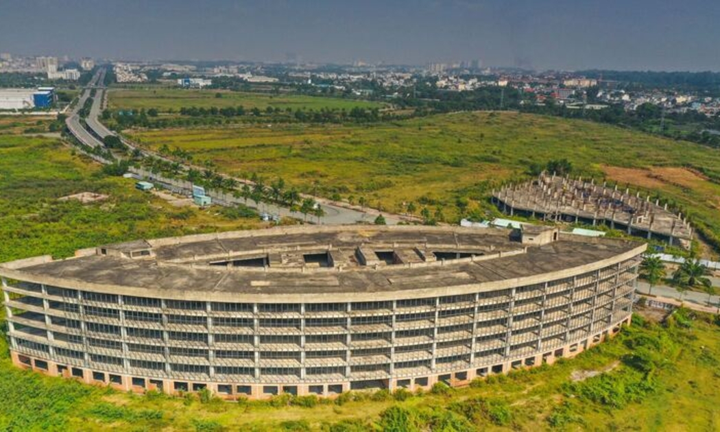 Tòa nhà Saigon Silicon City Centre được khởi công xây dựng vào năm 2016 và dừng lại cho đến nay...