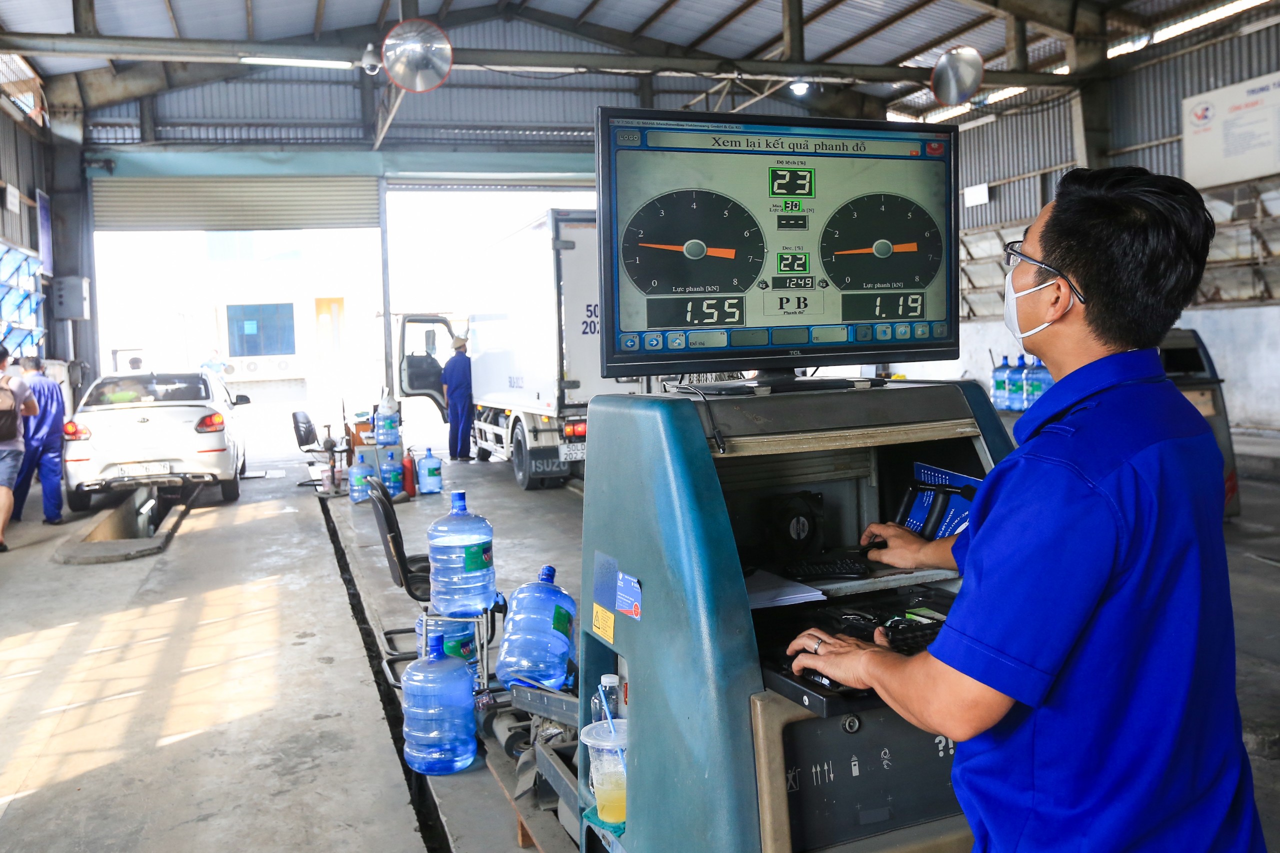 Xe thiết kế chỉ có 1 đèn lùi, xe có dán đề can trang trí vẫn được đăng kiểm.