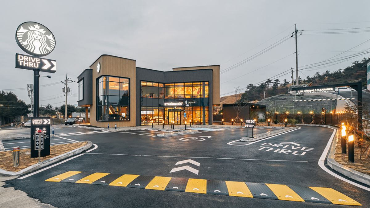 Starbucks thể hiện mong muốn đưa châu Á theo kịp xu hướng cửa hàng Drive-Thru đang nổi lên trên toàn cầu.