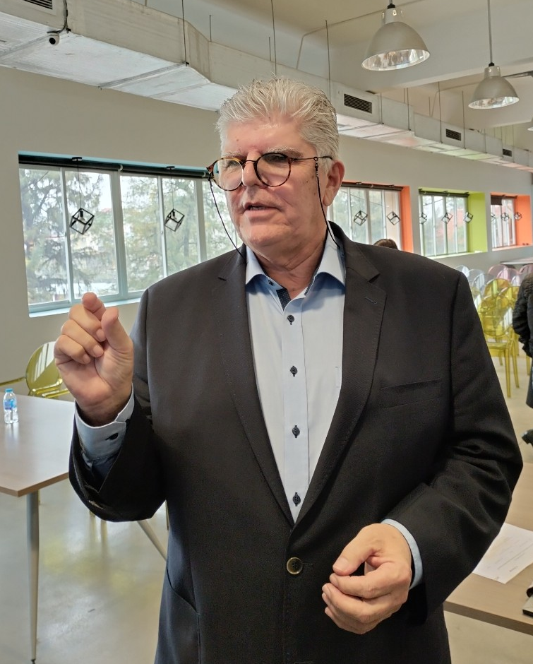 Chủ tịch Diễn đ&agrave;n đổi mới s&aacute;ng tạo thế giới:&nbsp;Sự ra đời của c&aacute;c doanh nghiệp khởi nghiệp, startup đ&atilde; dần thay thế v&agrave; l&agrave;m lung lay c&aacute;c tập đo&agrave;n, doanh nghiệp truyền thống trong c&aacute;c lĩnh vực.