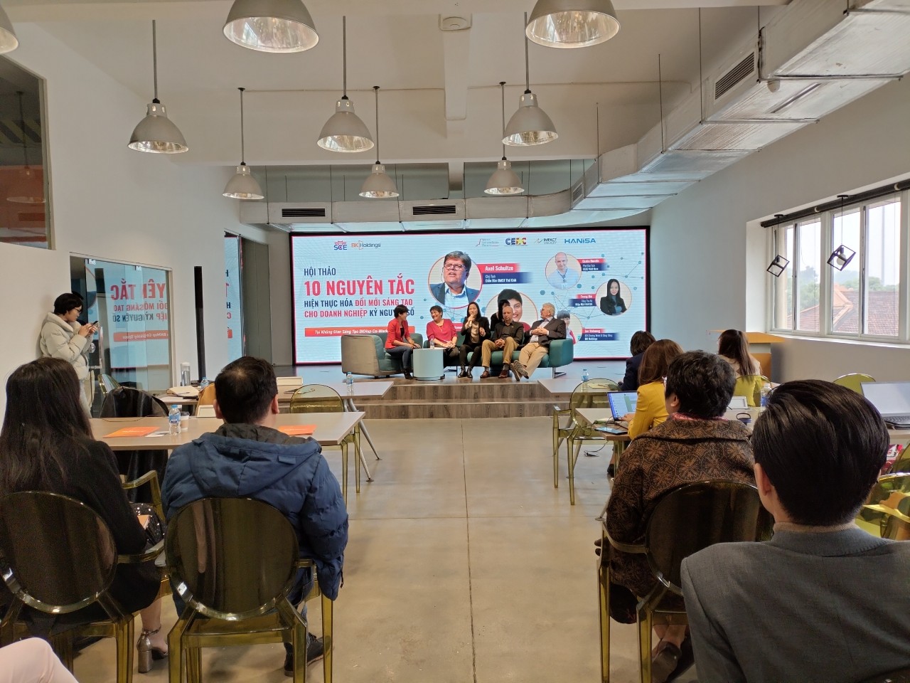 C&aacute;c chuy&ecirc;n gia chia sẻ tại hội thảo