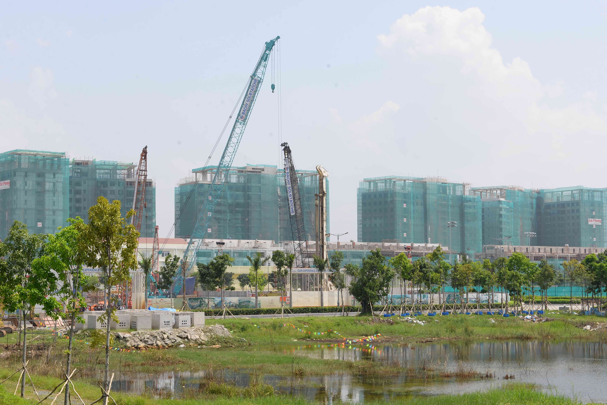 Nhiều doanh nghiệp bất động sản dù có nguồn lực hạn chế nhưng vẫn được cấp phép triển khai nhiều dự án quy mô vượt nhiều lần so với năng lực tài chính.