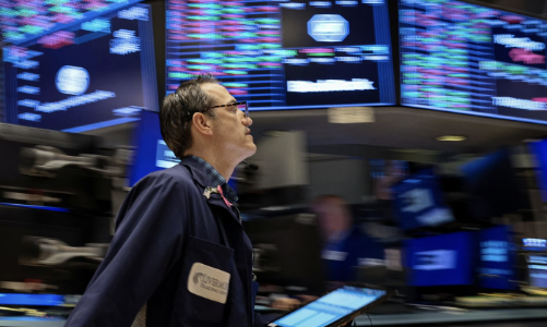 Dow Jones tăng hơn 100 điểm, giá dầu mất 2 USD/thùng, Bitcoin lên gần 25.000 USD