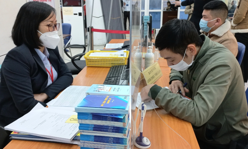 Hiện người lao động có thể làm thủ tục hưởng bảo hiểm thất nghiệp qua nhiều hình thức. Ảnh - N.Dương.