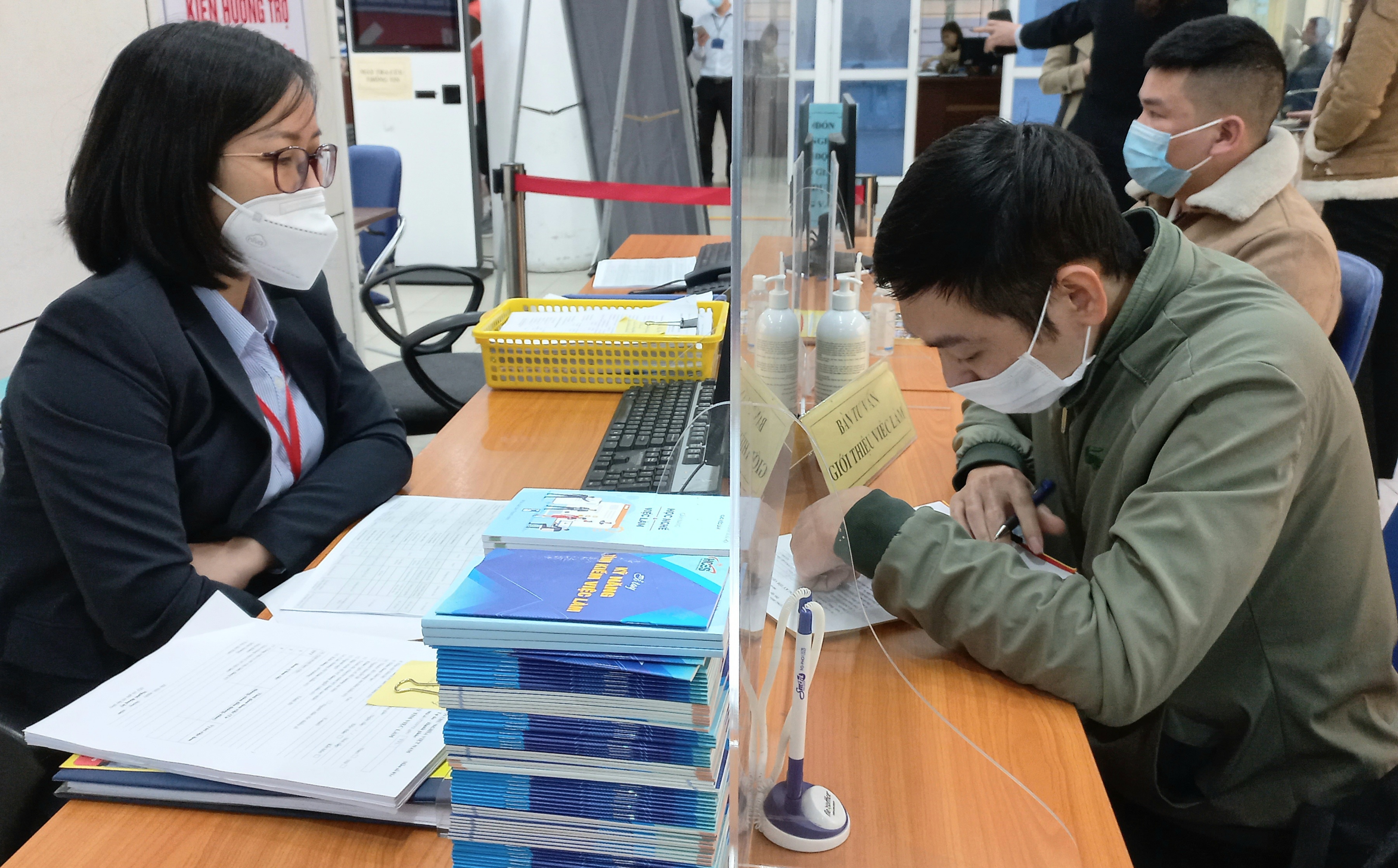 Hiện người lao động có thể làm thủ tục hưởng bảo hiểm thất nghiệp qua nhiều hình thức. Ảnh - N.Dương.