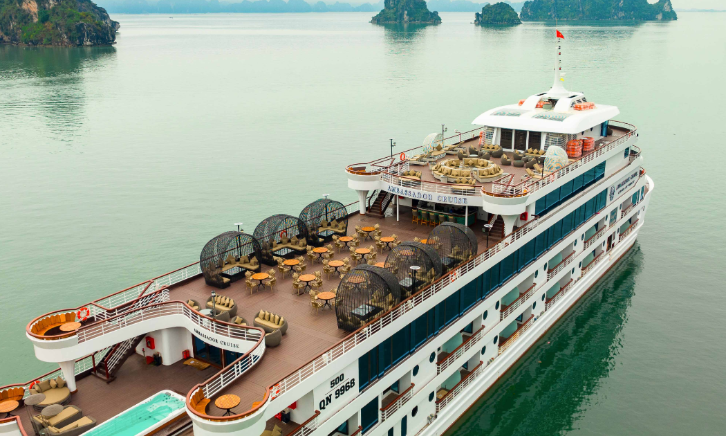 Ambassador II được coi là du thuyền lớn nhất Việt Nam với sức chứa 500 khách