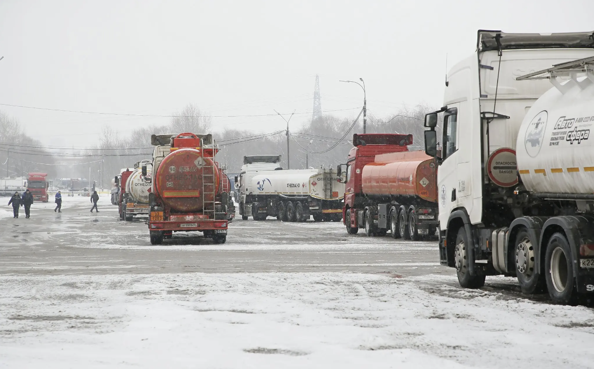 Xe chở xăng dầu trên đường phố ở Moscow tháng 12/2022 - Ảnh: EPA.
