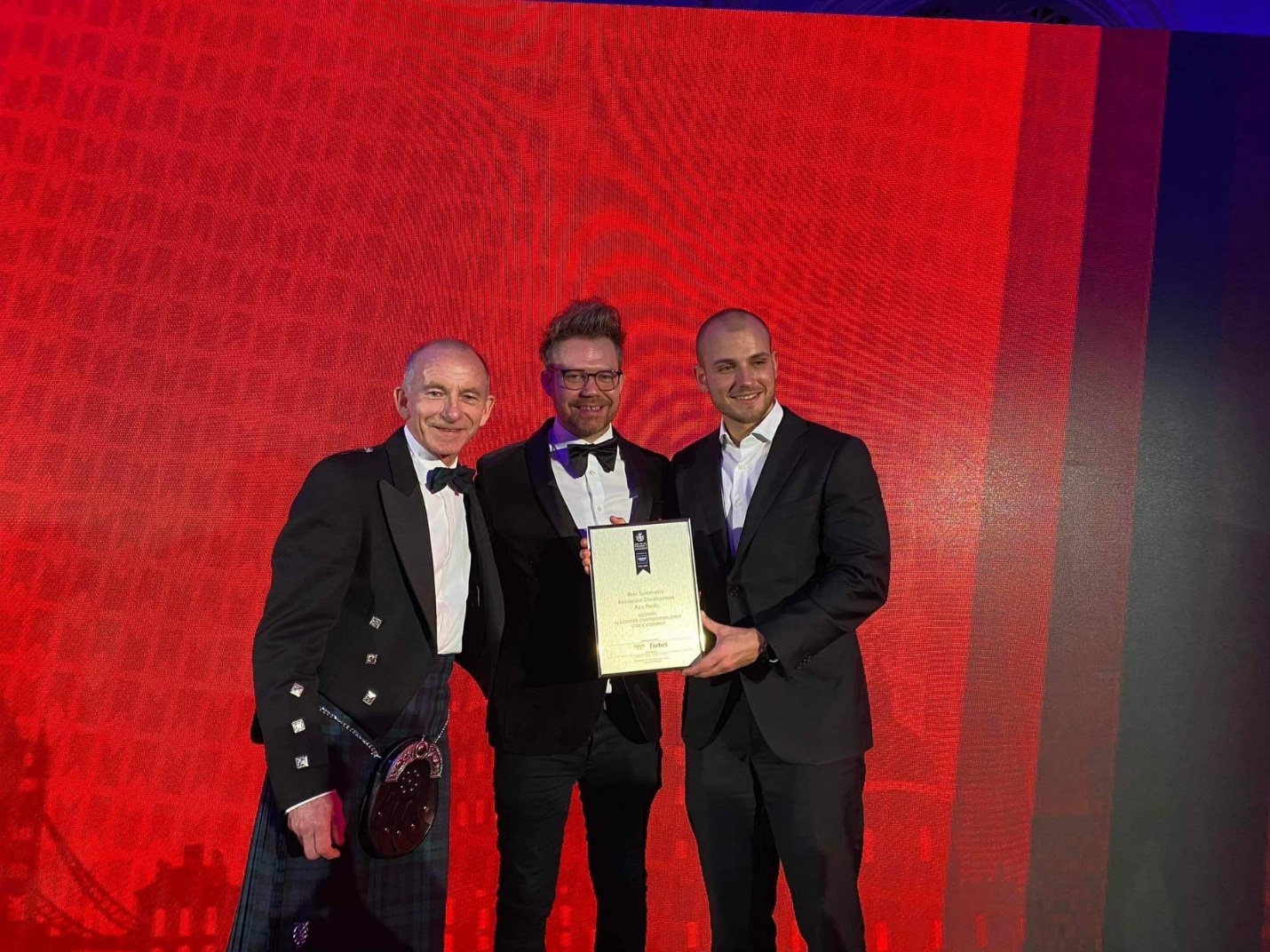 Đại diện Tập đo&agrave;n Ecopark nhận giải thưởng tại London (Anh).