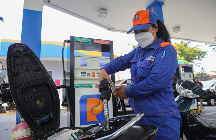 Trước những bất cập của việc điều hành xăng dầu năm vừa qua, rất nhiều vấn đề được đặt ra trong đó có nhu cầu sửa đổi Nghị định 95 và Nghị định 83 về kinh doanh xăng dầu.