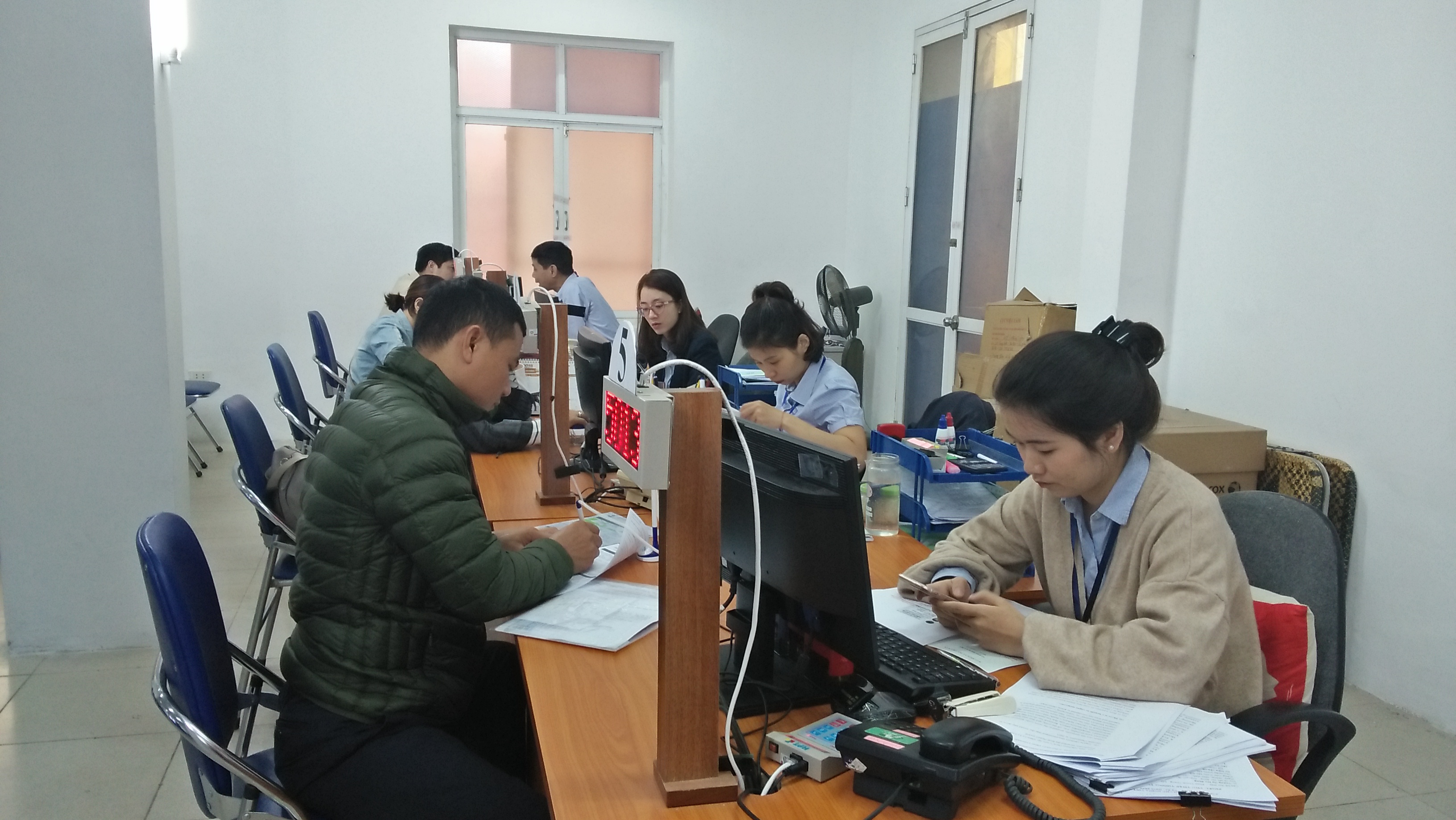 Lao động làm thủ tục hưởng trợ cấp thất nghiệp tại Hà Nội. Ảnh - N.Dương.