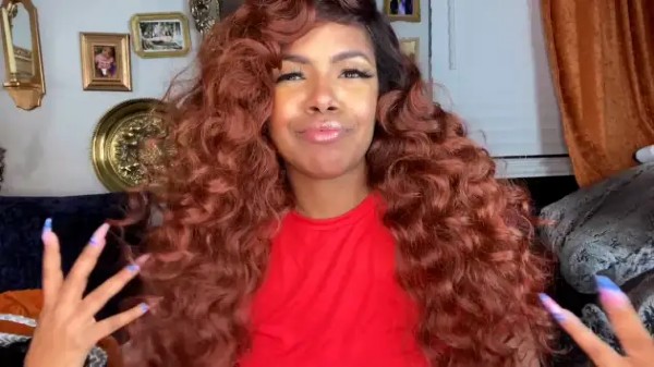 Tiana Young Morris thử đội tóc giả và đánh giá chúng trong một video viral vào năm 2020.