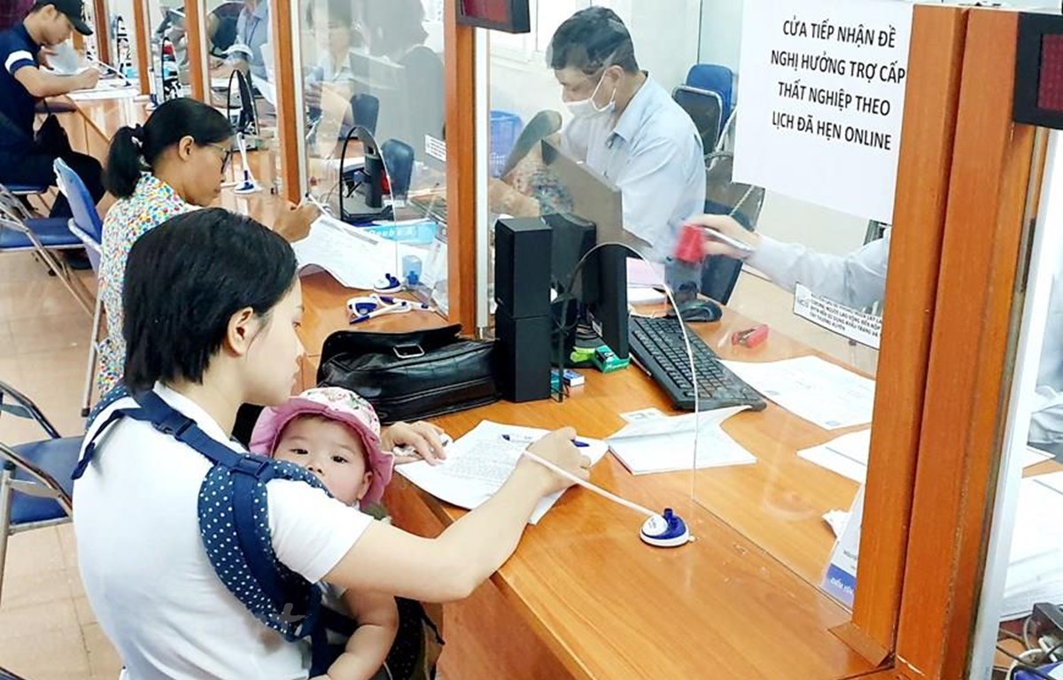 Bảo hiểm thất nghiệp bù đắp một phần cho người lao động khi mất việc. Ảnh: TTXVN