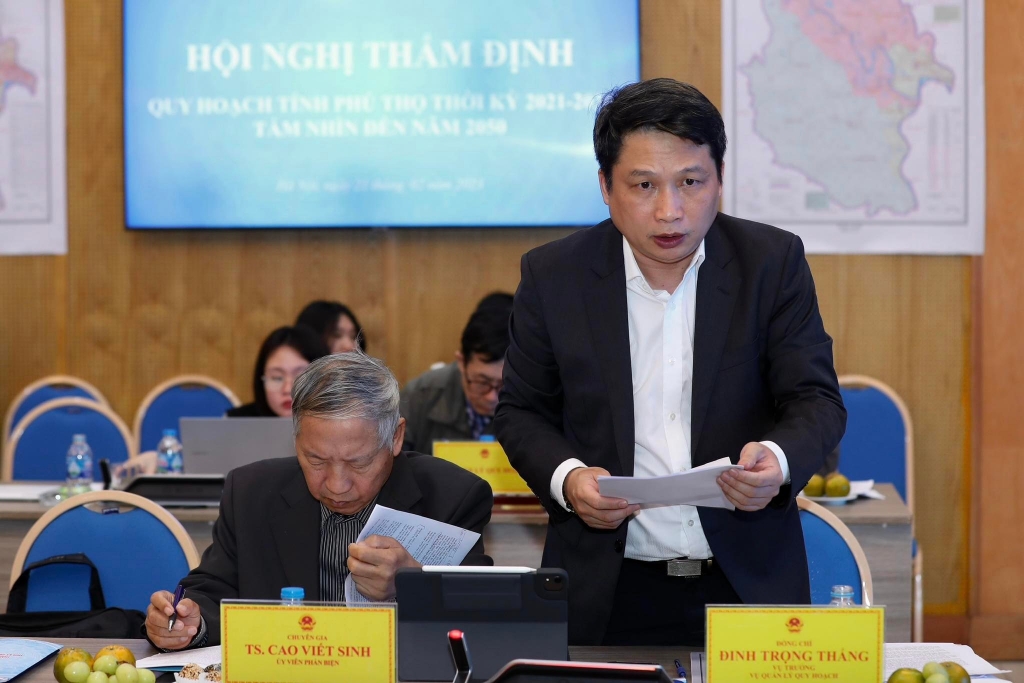 TS. Đinh Trọng Thắng, Vụ trưởng Vụ Quản l&yacute; quy hoạch, Bộ Kế hoạch v&agrave; Đầu tư tr&igrave;nh b&agrave;y b&aacute;o c&aacute;o tổng hợp &yacute; kiến g&oacute;p &yacute; cho Dự thảo Quy hoạch. Ảnh: Đức Trung.
