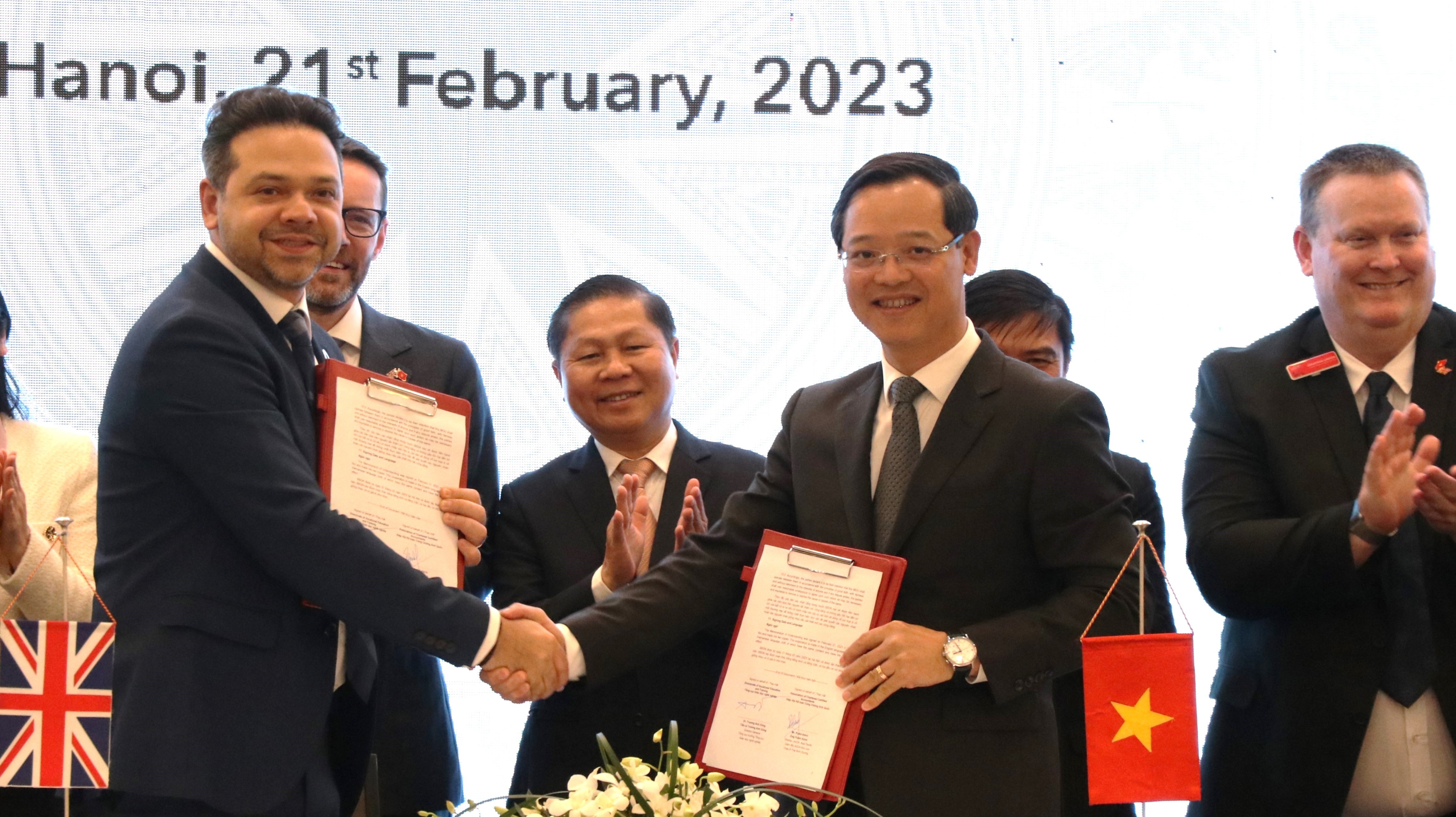 K&yacute; Bi&ecirc;n bản ghi nhớ giữa Tổng cục Gi&aacute;o dục nghề nghiệp v&agrave; Hiệp hội Hiệp hội Kế to&aacute;n c&ocirc;ng chứng Anh quốc (ACCA). Ảnh - MOLISA.