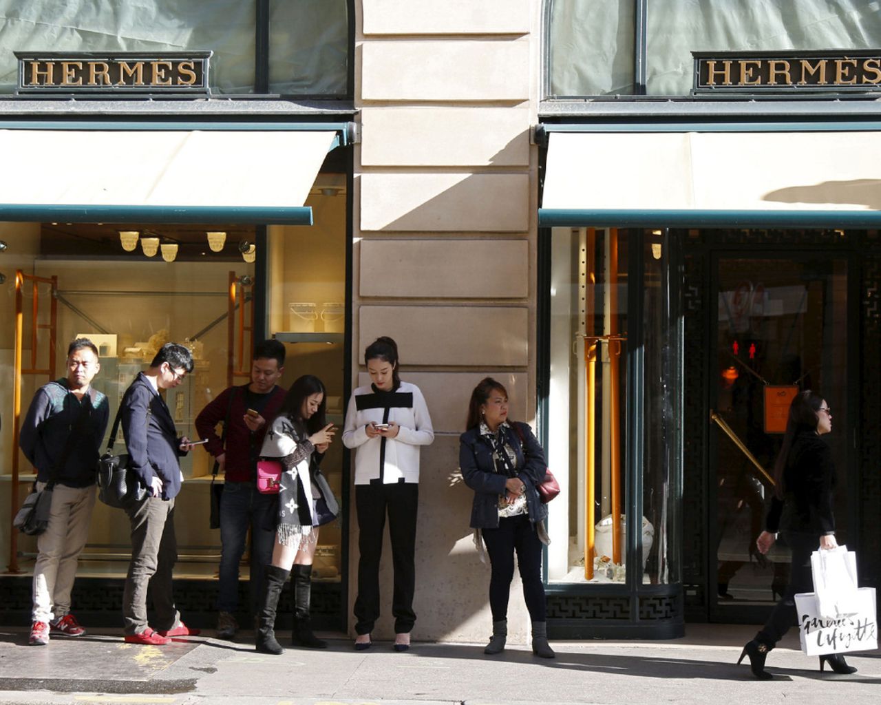 Trong 3 th&aacute;ng cuối năm 2022, thương hiệu đạt doanh thu 2,99 tỷ euro, đ&aacute;nh bại ước t&iacute;nh của c&aacute;c nh&agrave; ph&acirc;n t&iacute;ch.