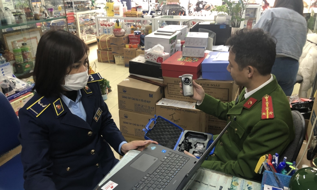 Lực lượng chức năng kiểm tra, phát hiện cơ sở bày bán máy đo nồng độ cồn nghi nhập lậu